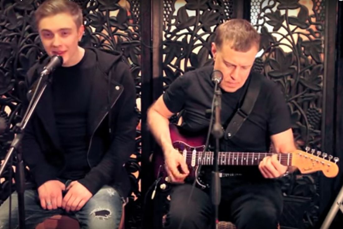 Отец аккомпанирует  Егору Криду на гитаре