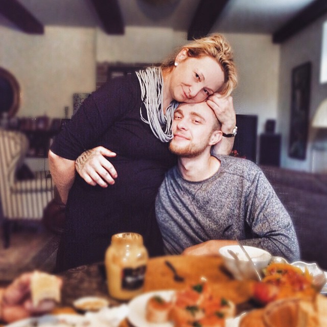 Мама обнимает Егора Крида за семейным столом