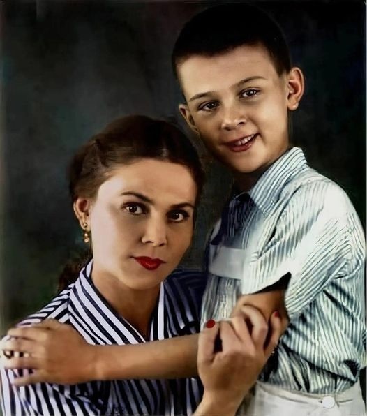 Муслим Магомаев в детстве с мамой