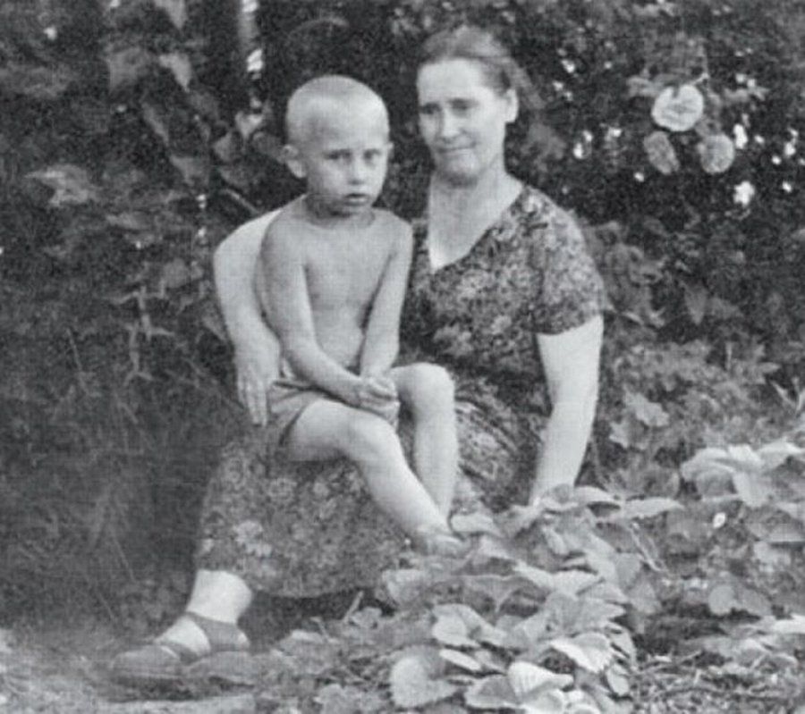 Владимир Путин в детстве с мамой Марией Шеломовой