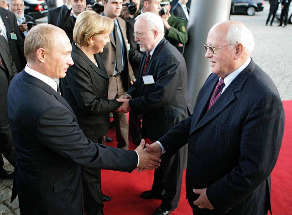 Владимир Путин здоровается с Горбачевым