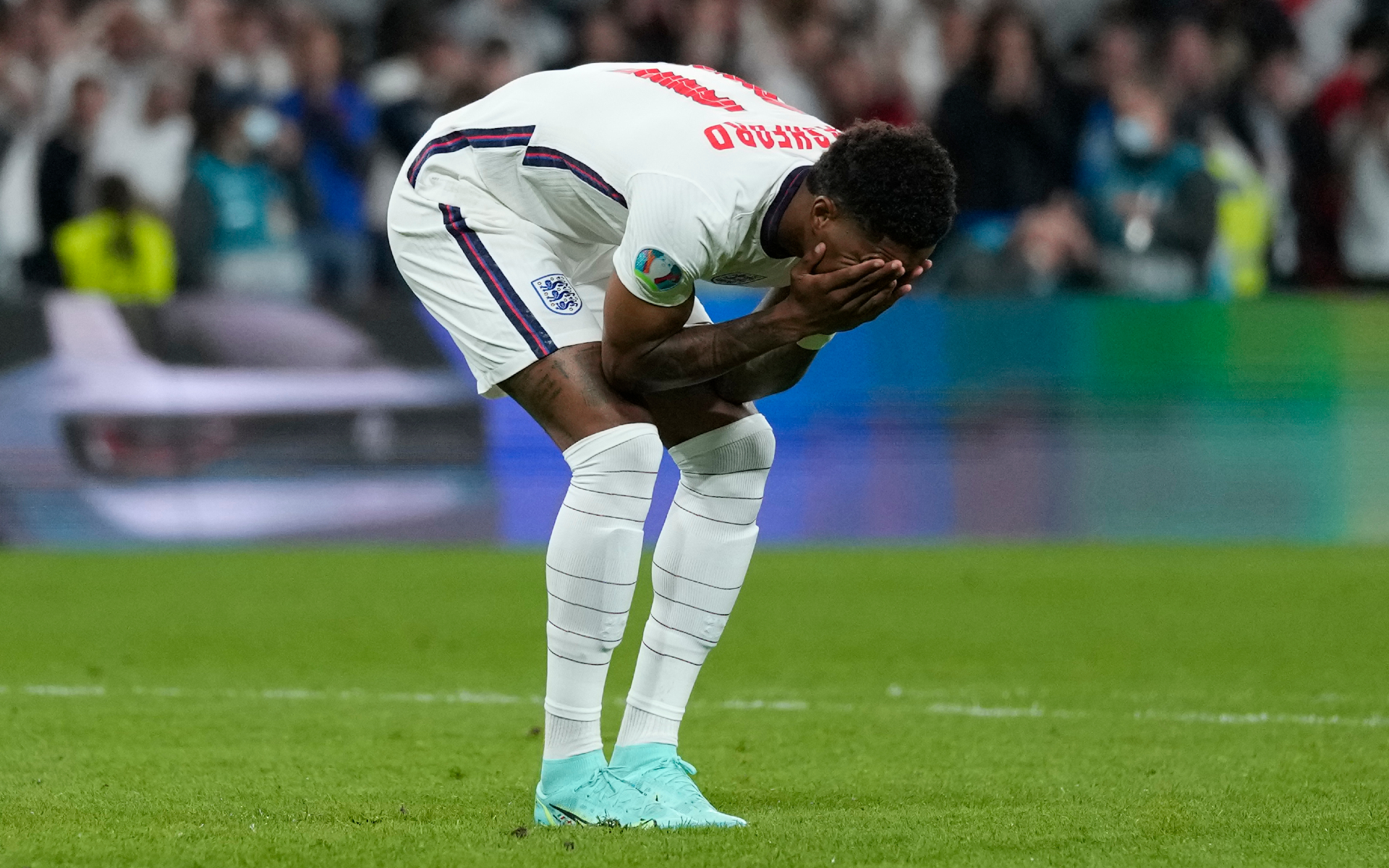 Трое темнокожих футболистов сборной Англии не забили пенальти в финале Евро 2021
